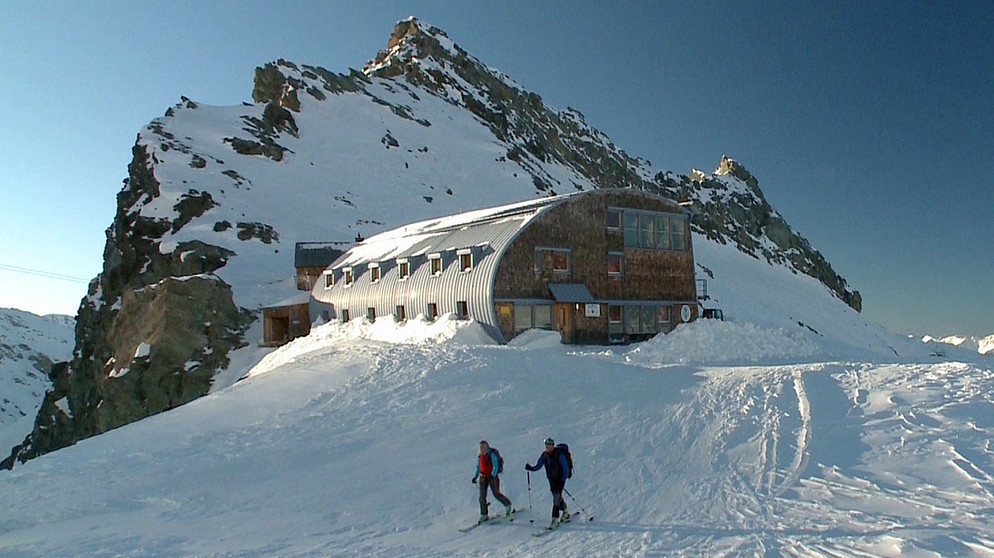 Zwei Skitourengeher verlassen die Stüdlhütte | Bildquelle: dpa-Bildfunk