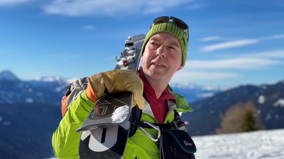 Jan Piepenstock mit Ski auf der Schulter | Bildquelle: BR/Malte Roeper