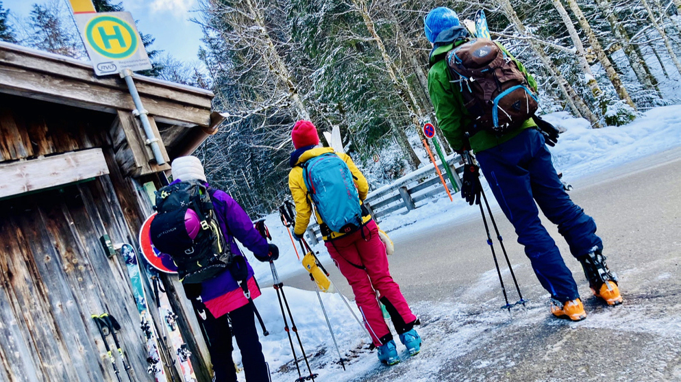 Skitourengeherwarten an Bushaltestelle  | Bildquelle: Michael Vitzthum
