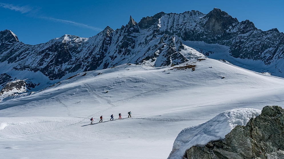 Skitourengeher vor Gebirgskette | Bildquelle: Thomas März