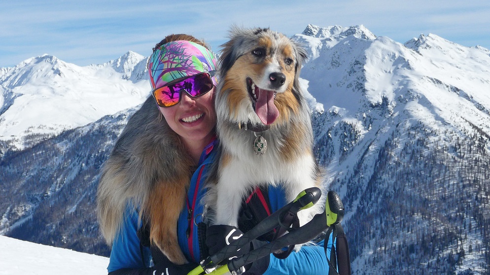 Monika Steiner mit Sanni, Lawinenhund in Ausbildung | Bildquelle: BR/Georg Bayerle