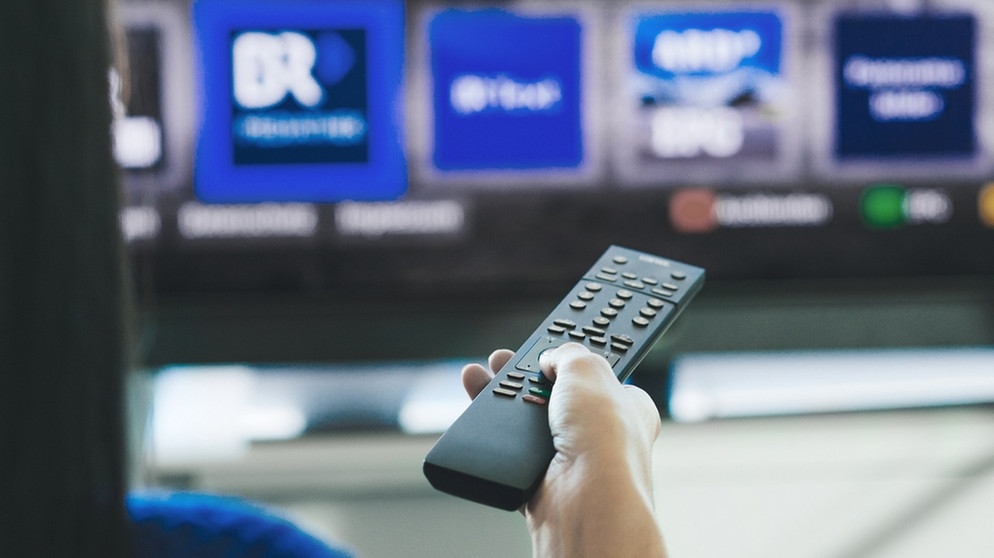 Mit Fernbedienung vor einem Smart-TV-Bildschirm | Bildquelle: BR