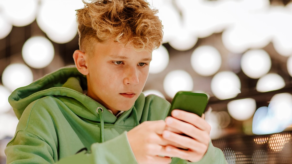 Teenager mit Smartphone in der Hand | Bildquelle: picture alliance / Westend61 | Maria Diachenko