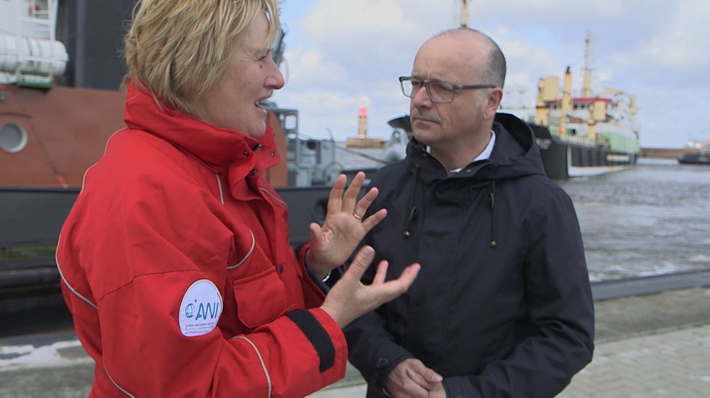 Karen Wiltshire, stellvertretende Direktorin des Alfred-Wegener-Instituts für Polar- und Meeresforschung (AWI) in Bremerhaven, erklärt Karsten Schwanke ihre Definition von Küste | Bildquelle: BR/Maximilian Schecker
