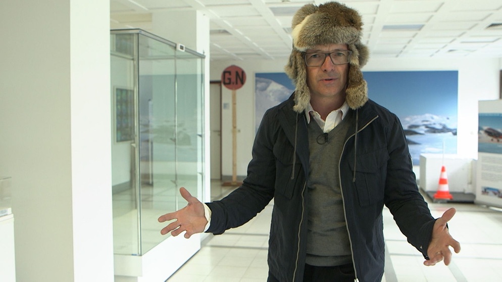 Warm anziehen musste sich Karsten Schwanke beim Besuch der Eisbohrkernforscher am Alfred-Wegener-Institut für Polar- und Meeresforschung (AWI) in Bremerhaven | Bildquelle: BR/Maximilian Schecker