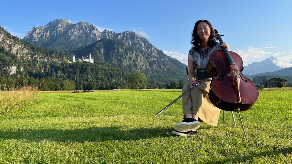 Die Hohenschwangauer Cellistin Hyun-Jung Berger spielt in märchenhafter Umgebung. | Bildquelle: BR/Stephan Schmidt