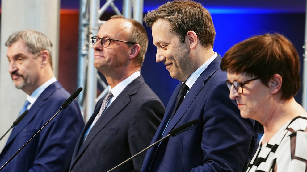 Markus Söder (l-r), Ministerpräsident von Bayern und CSU-Vorsitzender, Friedrich Merz, Unions-Kanzlerkandidat und CDU-Bundesvorsitzender, Lars Klingbeil, SPD-Fraktions- und Bundesvorsitzender, und Saskia Esken, SPD-Bundesvorsitzende, geben eine Pressekonferenz der Parteivorsitzenden von Union und SPD zur Vorstellung des Koalitionsvertrages | Bildquelle: Kay Nietfeld/dpa +++ dpa-Bildfunk