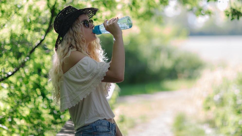 Hut, Trinken, Schatten: Eine junge Frau kämpft gegen die Sommerhitze. | Bildquelle: BR/Sylvia Bentele