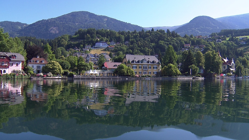 Die Häuser am Seeufer in Millstatt haben Namen. Sie heißen Villa Verdin, Villa Tacoli oder See-Villa. | Bildquelle: BR