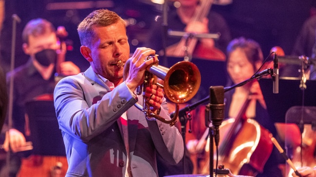 Nils Wülker spielt Trompete während der Space Night in Concert III im Circus-Krone-Bau in München am 15.07.2022. | Bildquelle: BR/Markus Konvalin