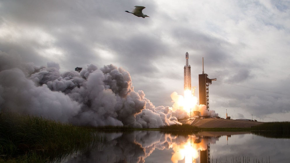 New Space – Goldgräberstimmung im Weltall / Start einer in Teilen wiederverwendbaren „Falcon Heavy“-Rakete von SpaceX.  | Bildquelle: NASA/Aubrey Gemignani