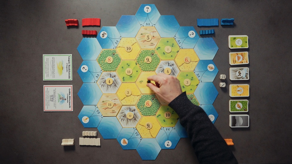 Aufbau des Brettspiels CATAN. | Bildquelle: U5 Filmproduktion GmbH & Co.KG