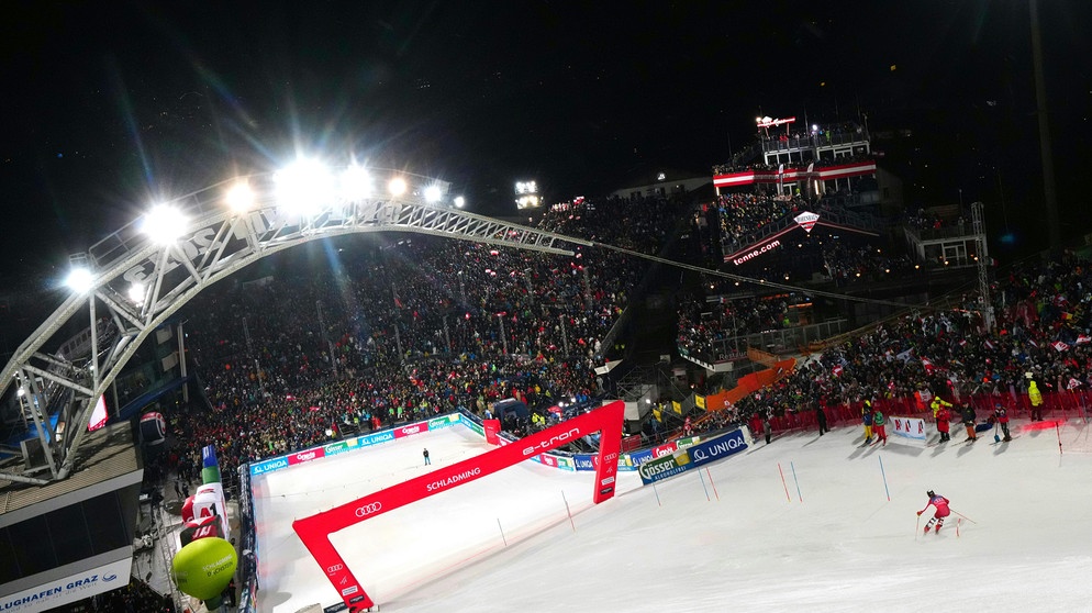 Der Österreicher Manuel Feller beim Nachtslalom Schladming 2024 | Bildquelle: picture-alliance/dpa