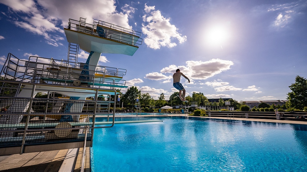 Schmidt Max übt den perfekten Sprung ins kalte Wasser | Bildquelle: André Goerschel