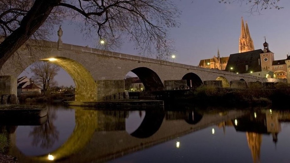 Blick auf Steinerne Brücke in Regensburg bei Nacht | Bildquelle: picture-alliance/dpa