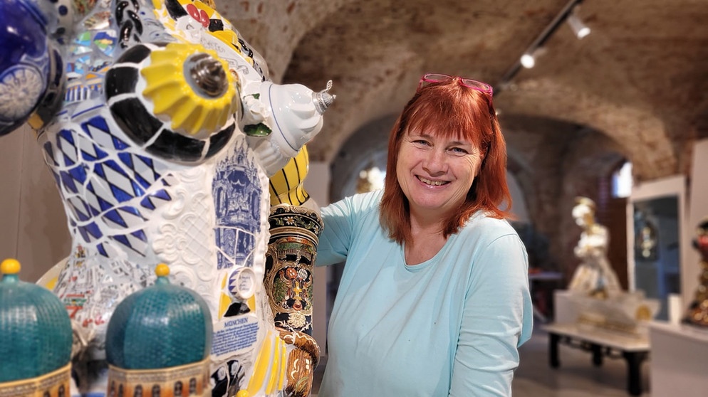 Die Künstlerin Margit Grüner in ihrer Werkstatt auf dem Prielhof. | Bildquelle: BR