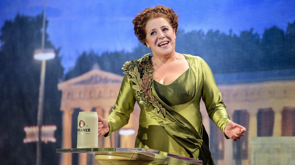28.02.2018, Bayern, München: Die Schauspielerin Luise Kinseher spricht beim traditionellen "Politiker-Derblecken" am Münchner Nockherberg als Bavaria bei der Fastenpredigt. | Bildquelle: dpa-Bildfunk/Matthias Balk