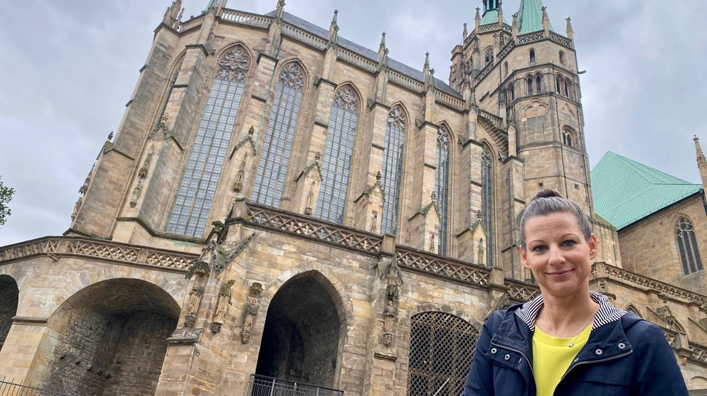 STATIONEN-Moderatorin Irene Esmann vor dem Erfurter Dom.  | Bildquelle: BR/ Christian Wölfel 