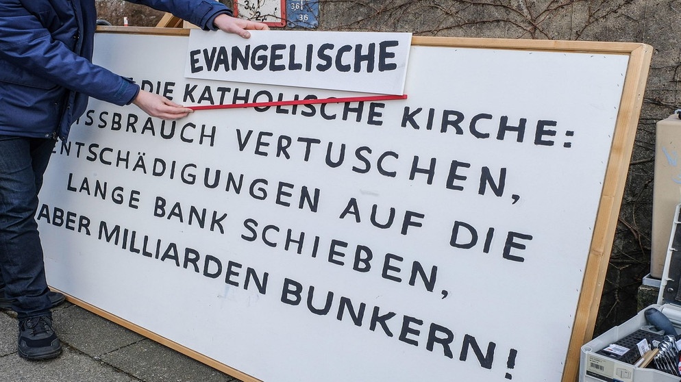 Kunstinstallationen am 25. Januar in Hannover gegen die Verschleppungstaktik der Evangelsichen Kirche Deutschland (EKD)  | Bildquelle: picture-alliance/dpa