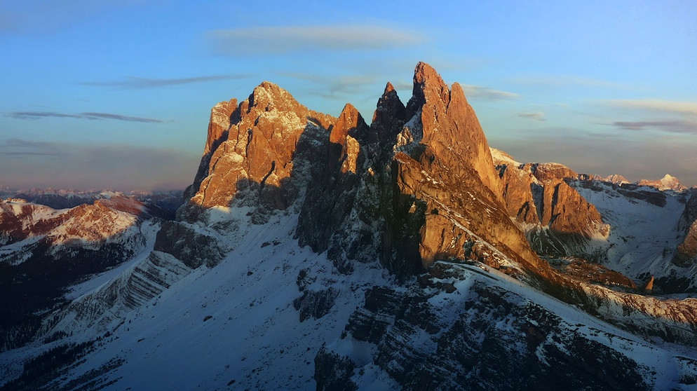 Die Pracht der Berge wird im Morgenlicht besonders deutlich. Im Bild: Morgenstimmung auf der Hohen Gaisl in den Dolomiten. | Bildquelle: ORF/pre tv/Lukas Schäfer