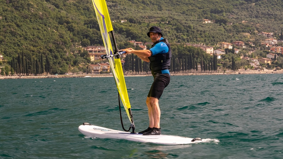 Max lent Surfen am Gardasee bei Heinz Stickl | Bildquelle: André Goerschel