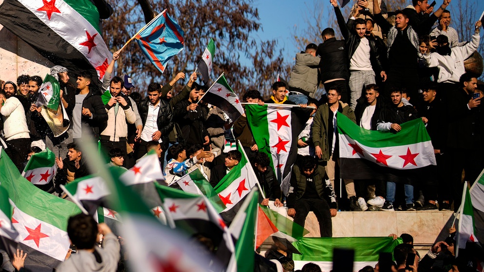 Wie geht es in Syrien weiter nach dem Sturz von Assas? | Bildquelle: picture alliance / ASSOCIATED PRESS | Emrah Gurel