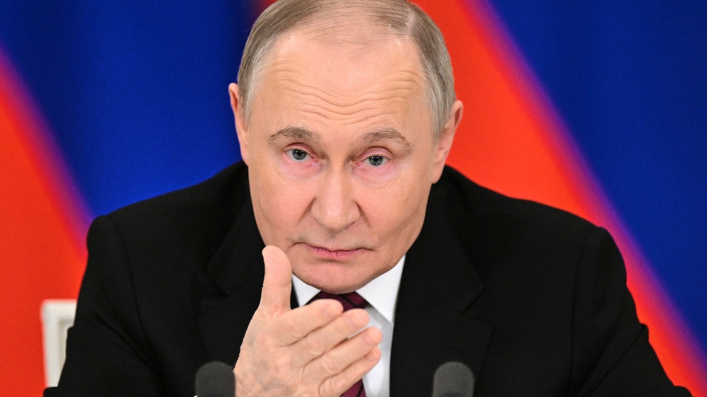 11.05.2025, Russland, Moskau: Dieses von der staatlichen russischen Nachrichtenagentur RIA Novosti via AP veröffentlichten Foto zeigt Russlands Präsident Wladimir Putin während er im Großen Palast des Kremls nach den Feierlichkeiten zum 80. Jahrestag des Sieges der Sowjetunion über Nazi-Deutschland im Zweiten Weltkrieg zu Journalisten spricht.  | Bildquelle: dpa-Bildfunk/Sergei Bobylev