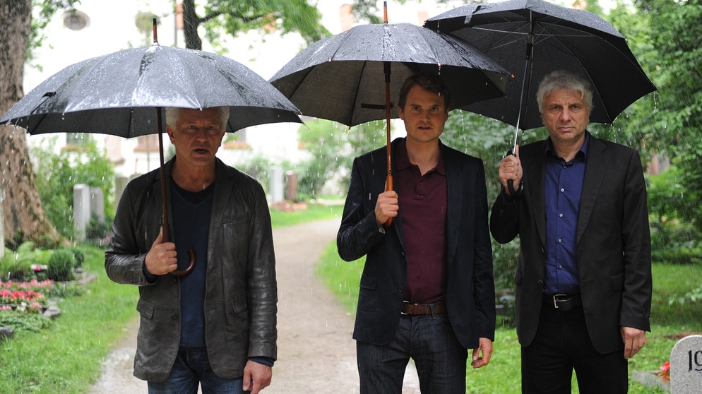 Von links: Kriminalhauptkommissar Ivo Batic (Miroslav Nemec), Gisbert Engelhardt (Fabian Hinrichs) und Kriminalhauptkommissar Franz Leitmayr (Udo Wachtveitl) bei Carlas Beerdigung. | Bildquelle: Bavaria Fernsehproduktion GmbH/BR/Kerstin Stelter