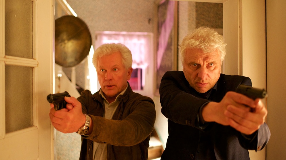 Von links: Kriminalhauptkommissar Ivo Batic (Miroslav Nemec) und Kriminalhauptkommissar Franz Leitmayr (Udo Wachtveitl) betreten die Wohnung der Familie Danzer. | Bildquelle: BR/Tellux-Film GmbH/Bernd Schuller