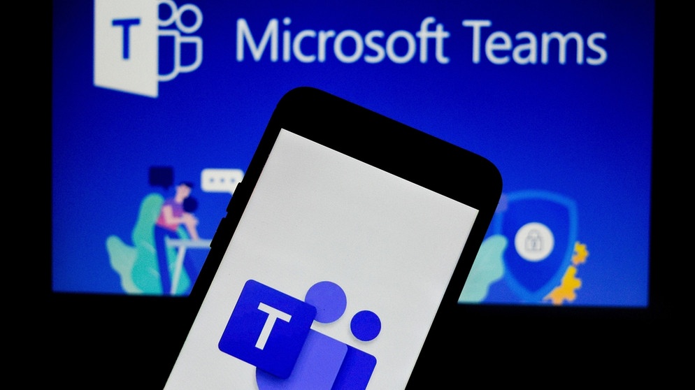 Das Logo der Kommunikationsplattform MS Teams von Microsoft ist auf einem Handy zu sehen.  | Bildquelle: dpa-Bildfunk/Debarchan Chatterjee