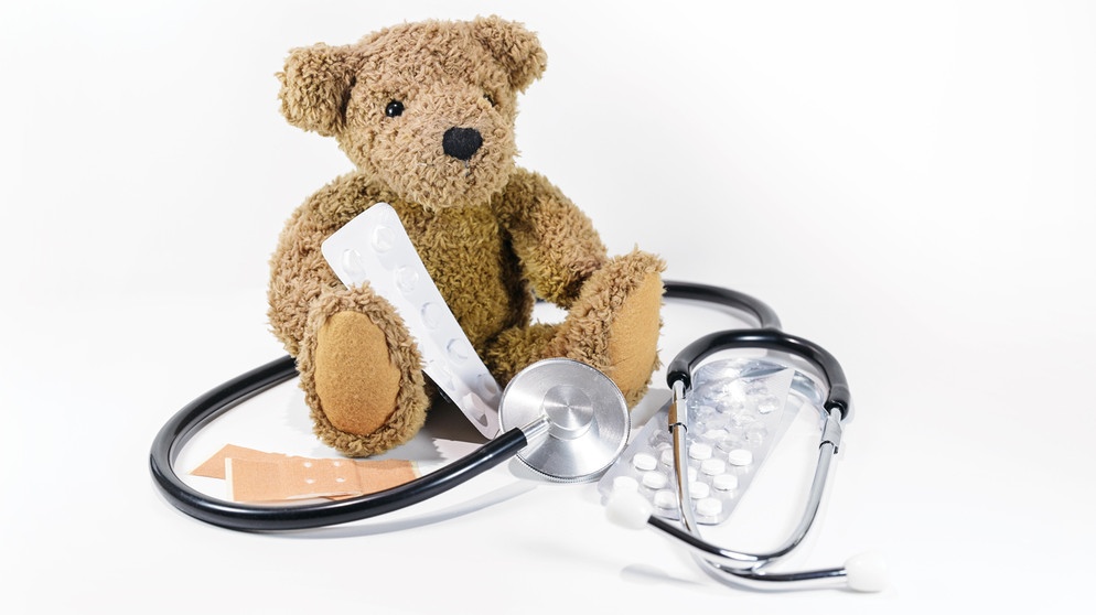 Teddybär mit Medikamenten und Stethoskop | Bildquelle: picture alliance / Zoonar / Maren Winter