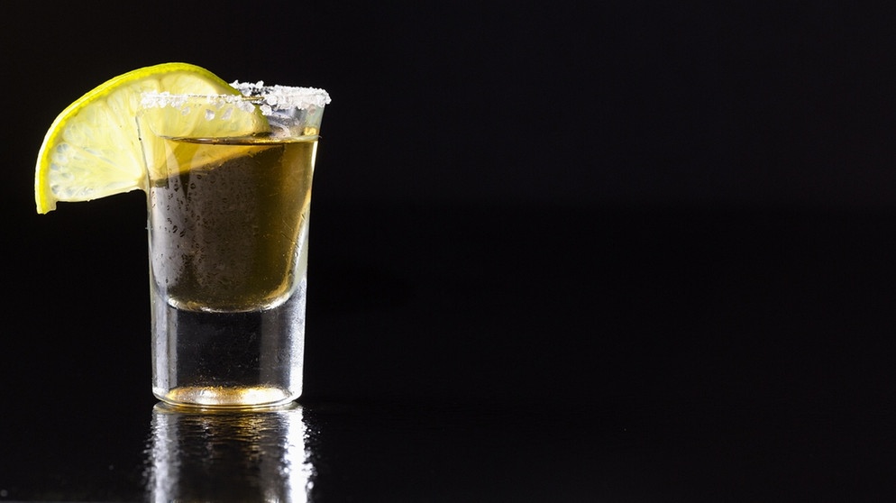 Tequilashot mit Zitrone | Bildquelle: picture-alliance/dpa