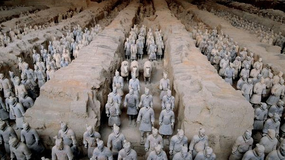 Blick auf die tönernen Soldaten aus dem Grabmal des ersten chinesischen Kaisers Qin Shi Huangdi, dem Begründer der Qin Dynastie (221-206 vor Christus) in Xian.  | Bildquelle: picture-alliance/dpa