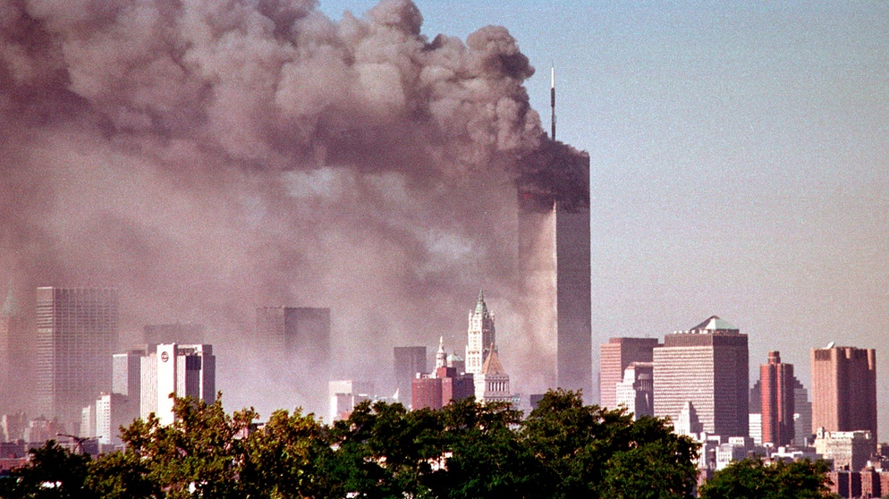SEPTEMBER 11th 2020: The Nineteen Year Anniversary of the 9/11/01 terrorist attacks against The United States of America. In New York City, hijackers deliberately crashed two planes into each of The Twin Towers at The World Trade Center in Lower Manhattan resulting in the complete collapse of both buildings and the death of nearly 3000 people - forever changing the skyline of the city and the lives of New Yorkers and Americans. - File Photo by: zz/Henry Lamb/STAR MAX/IPx 2001 9/11/01 The Twin Towers at The World Trade Center collapse to the ground after hijackers crashed planes into both buildings. (NYC) | Bildquelle: picture alliance / zz/Henry Lamb/STAR MAX/IPx | zz/Henry Lamb/STAR MAX/IPx