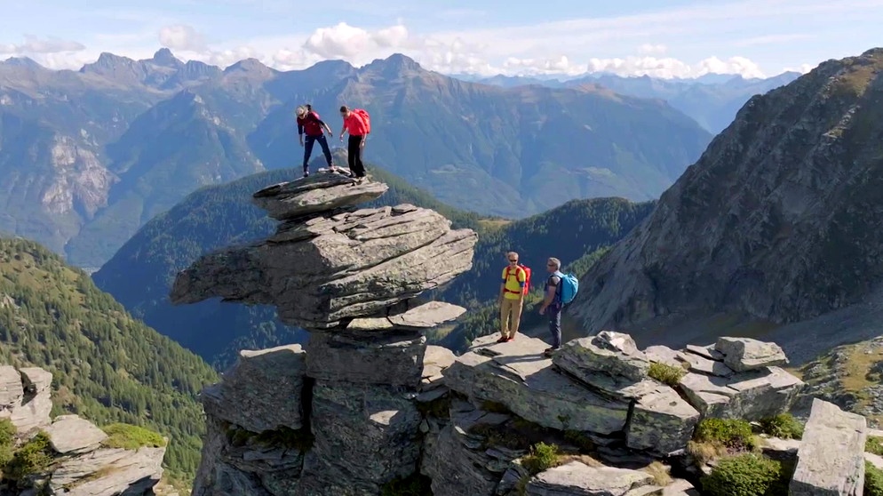 Gruppe mit Rita Christen, Afra Hönig und Steffen Kern beim Bergsteigen  | Bildquelle: BR/Malte Roeper