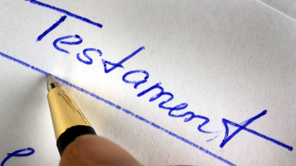 Jemand schreibt "Testament" auf ein Papier. | Bildquelle: dpa-Bildfunk/Jens Büttner