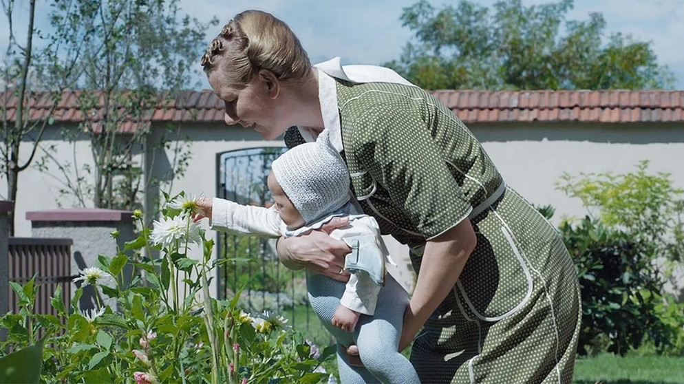 Filmszene aus "The Zone of Interest" mit Sandra Hüller als Hedwig Höß, Gattin des Auschwitz-Leiters Rudolf Höß | Bildquelle: A24