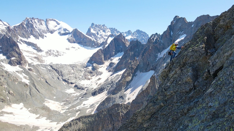 Thomas Dauser kletternd am Grat  | Bildquelle: BR/Kilian Neuwert