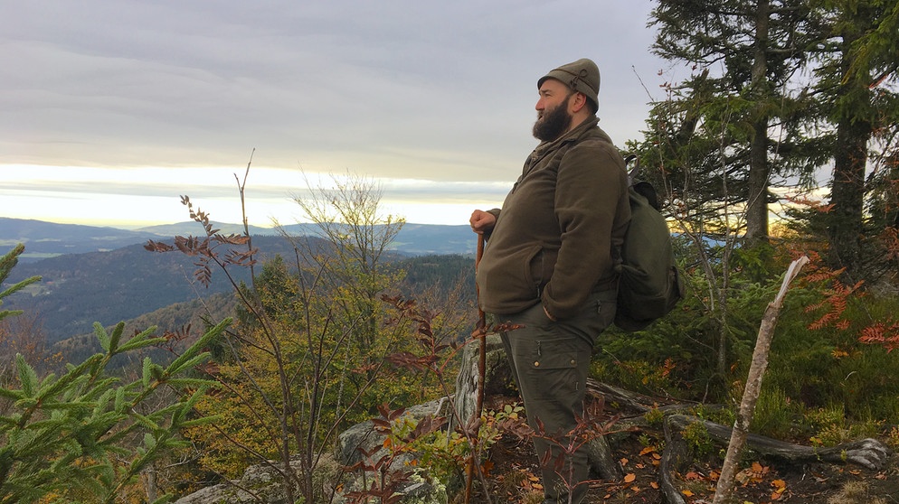 Im Bayerischen Wald lebt Wolfgang Schreil. Unter dem Spitznamen Woid Woife hat sich der Tier- und Naturfreund einen Namen gemacht. | Bildquelle: BR/Text und Bild Medienproduktion GmbH & Co. KG/Ben Wolter