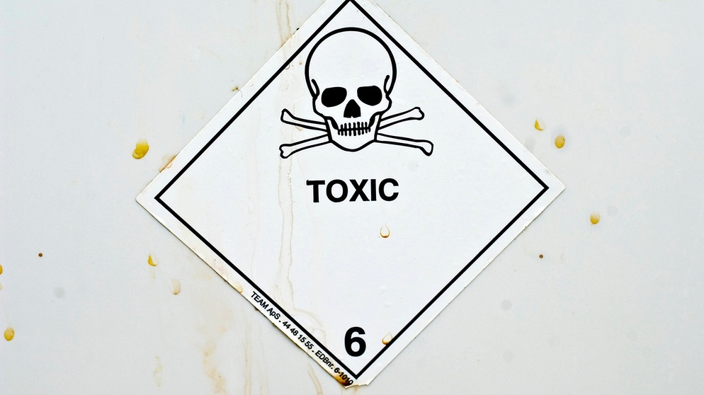 Gefahrenzeichen mit Totenkopfsymbol und der Aufschrift "Toxic". | Bildquelle: picture alliance / PYMCA/Photoshot | SIELEMANN S¬ØREN