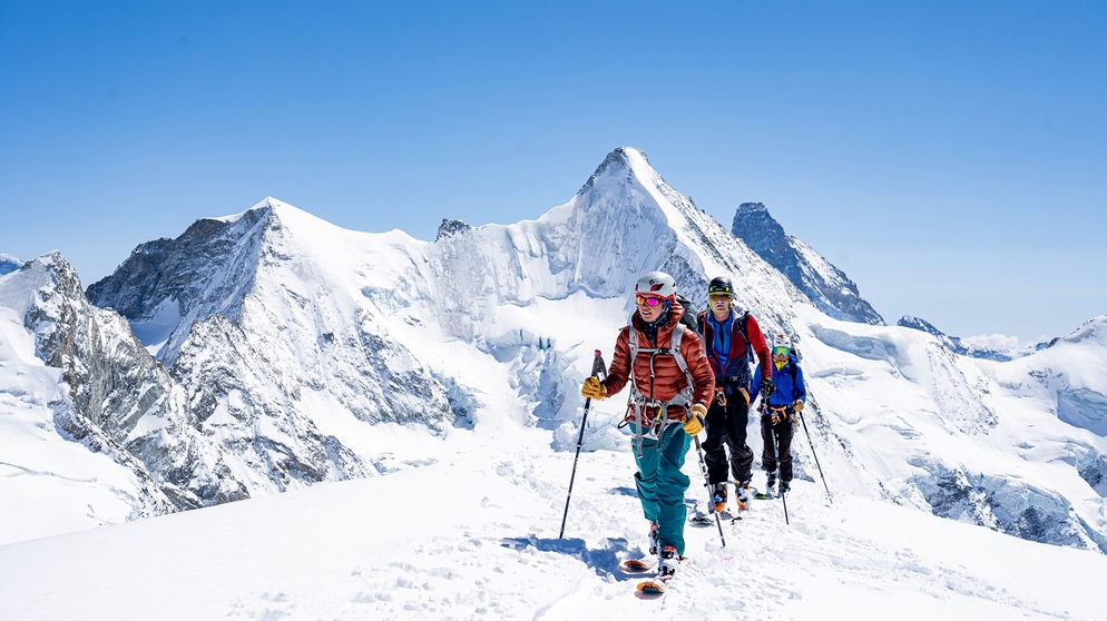 Michael Düchs mit Moni Hümmer und Peter Albert auf Skitour vor Hochgebirgskulisse | Bildquelle: BR