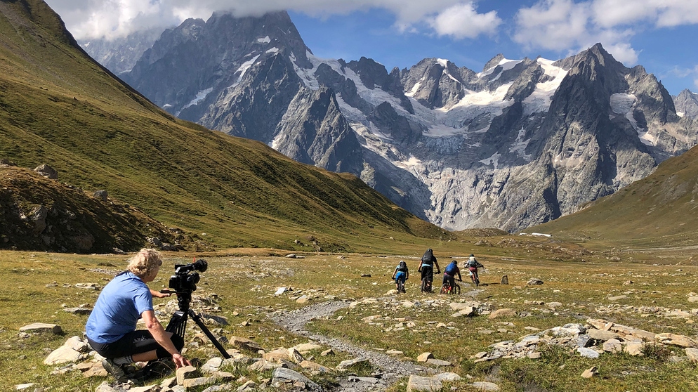 Kameramann Tom Mandl filmt eine Gruppe Mountainbiker | Bildquelle: BR/Mihael Düchs