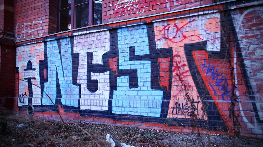 Wand mit Schrift Angst | Bildquelle: picture-alliance/dpa