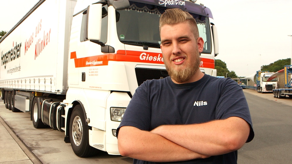 Nils vor seinem Lkw | Bildquelle: BR