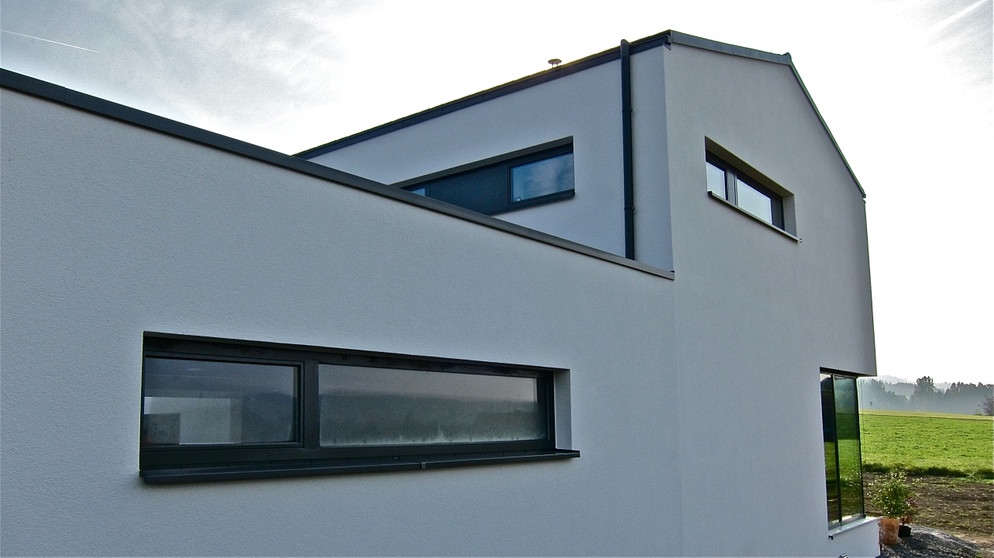 Blick von Nordwesten auf Garagenblock und Wohnhaus. | Bildquelle: Frieder Käsmann