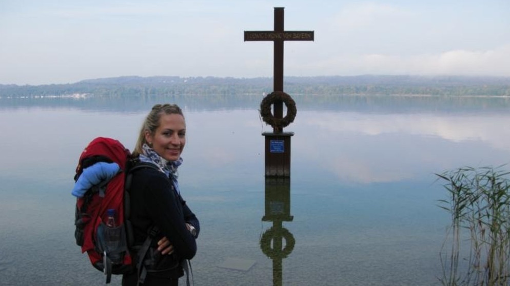 Ein schlichtes Holzkreuz im Starnberger See markiert die Stelle, an der König-Ludwig II. ums Leben kam. | Bildquelle: BR / Klaus Ickert