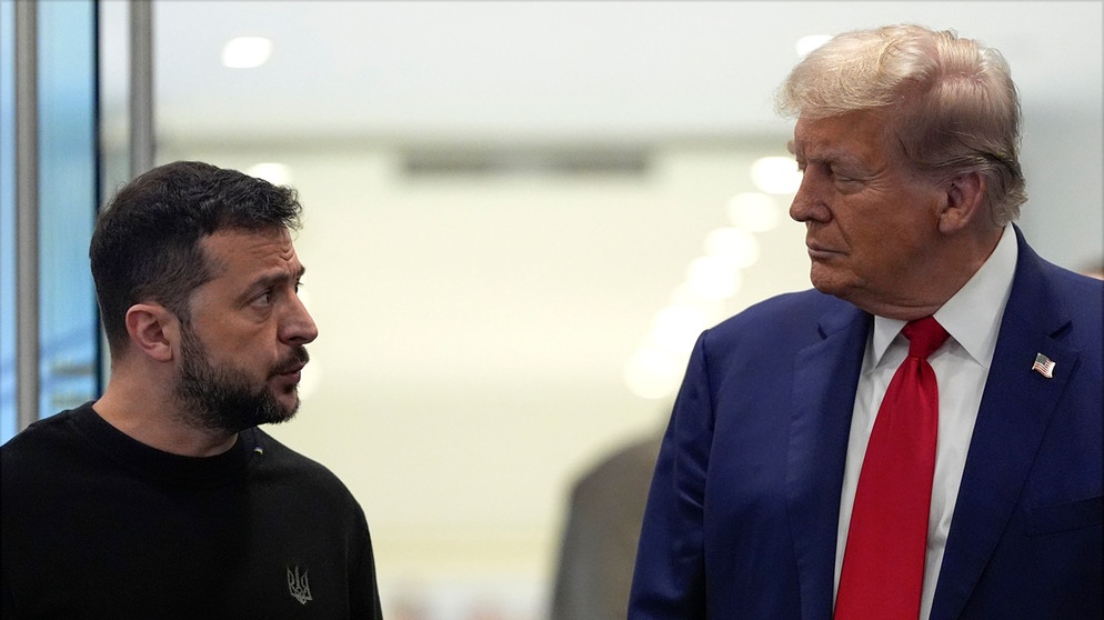 ARCHIV - 27.09.2024, USA, New York: Der republikanische Präsidentschaftskandidat und ehemalige Präsident Donald Trump (r) trifft Wolodymyr Selenskyj, Präsident der Ukraine, im Trump Tower. (zu dpa: «Selenskyj: Ukraine hätte Atomwaffen nie aufgeben dürfen») Foto: Julia Demaree Nikhinson/AP/dpa +++ dpa-Bildfunk +++ | Bildquelle: dpa-Bildfunk/Julia Demaree Nikhinson