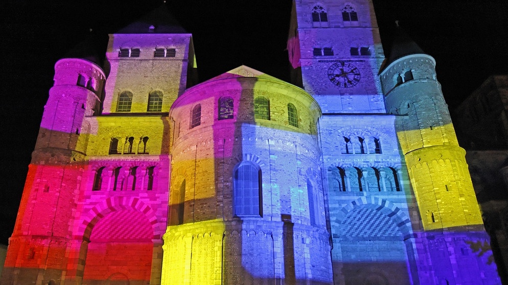 Trier - Romanische Fassade des Doms, künstlerisch illuminiert | Bildquelle: picture-alliance/dpa