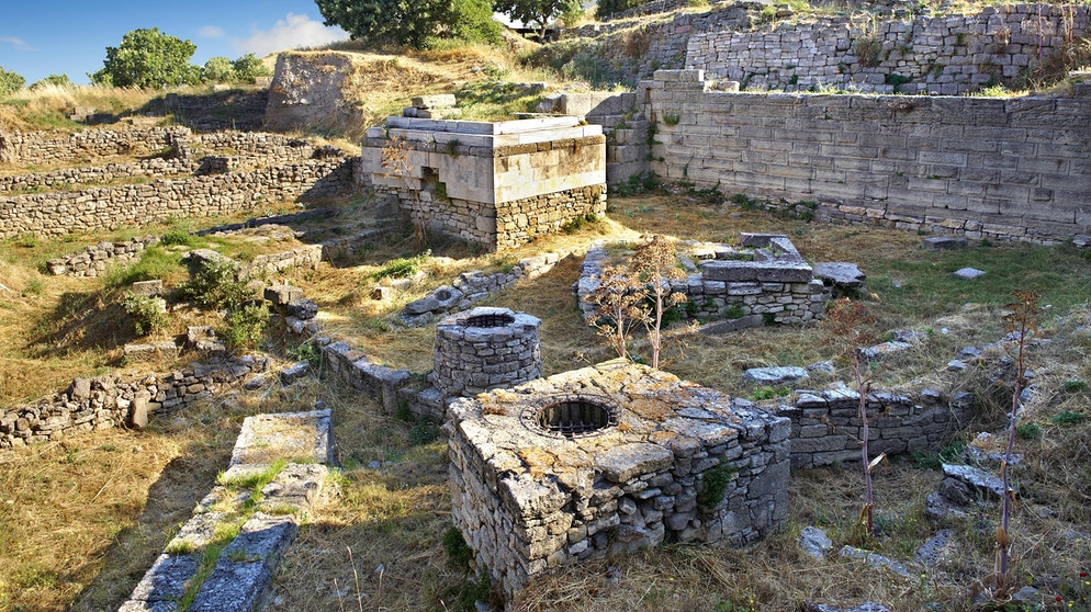 Mauern und Überreste von Gebäuden, archäologische Stätte, antike Stadt Troja | Bildquelle: picture-alliance/dpa