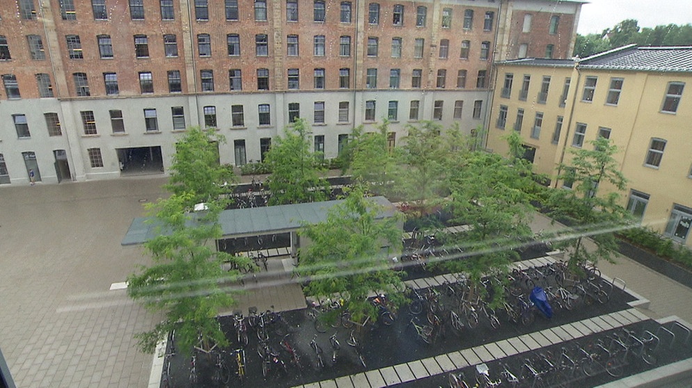 Blick aus dem Fenster zum Innenhof der Uni | Bildquelle: BR